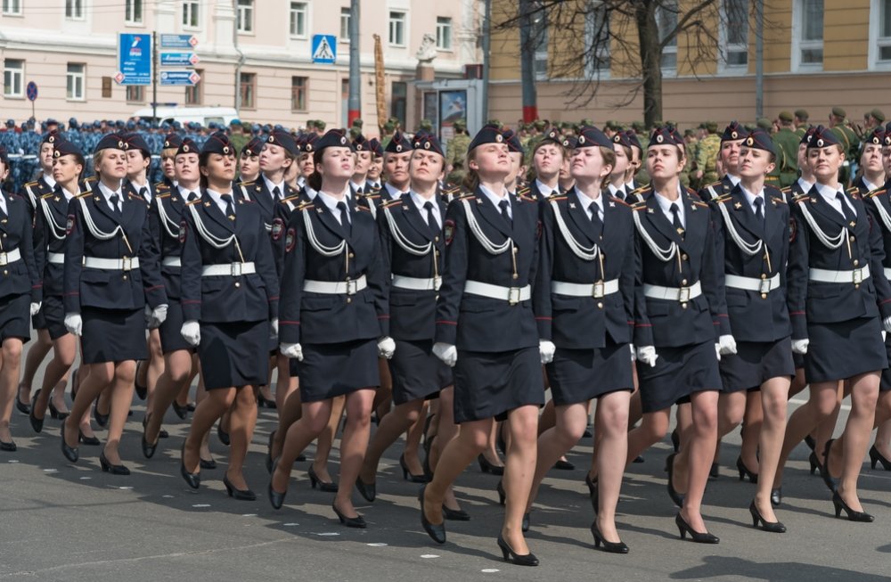 Чем привлекательна армия для женщин