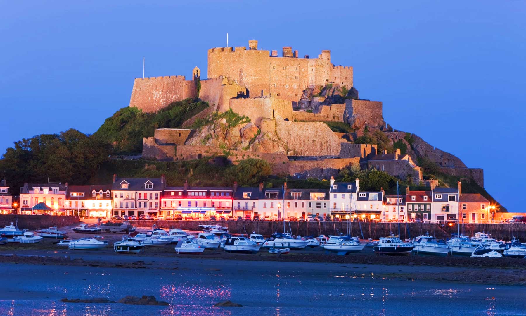 Замок Монт-Оргёй (Mount Orgueil Castle) с видом на залив Граувилл в Гори, на острове Джерси.