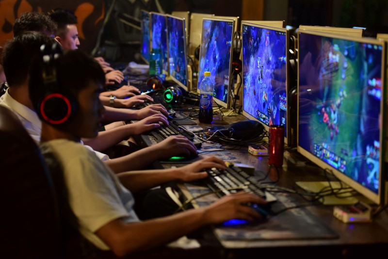 © Reuters. People play online games at an internet cafe in Fuyang