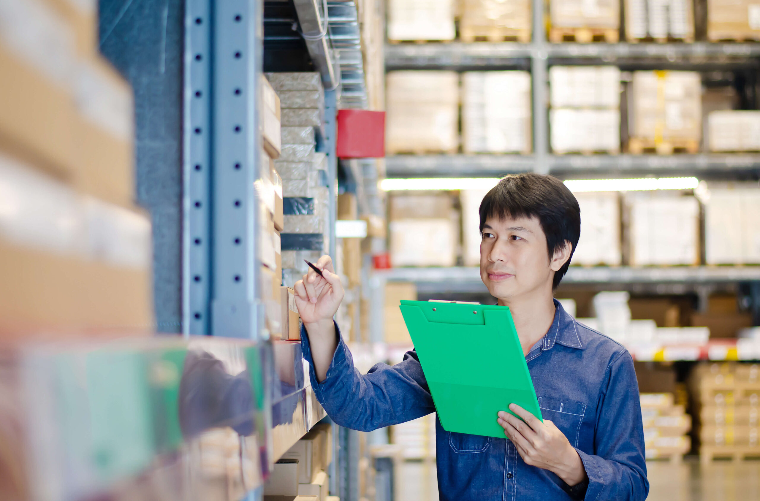 Качество китай. China Inspection Asia. Чем занимается менеджер магазина. Manager man doing Stocktaking. Store Manager man doing Stocktaking.