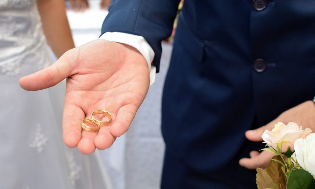 Жених со свадебными кольцами
